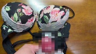 黒髪清楚系女子大生の黒色花柄レースブラに精液ぶっかけ